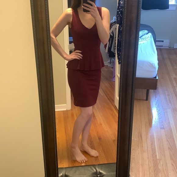 Aritzia Babaton Peplum Dress in Burgandy. Perfect condition. Size 2. - Picture 2 of 6
